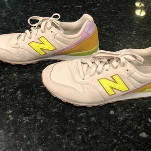 New Balance Women's 696 Cream Sneekers 9.5 Med.
